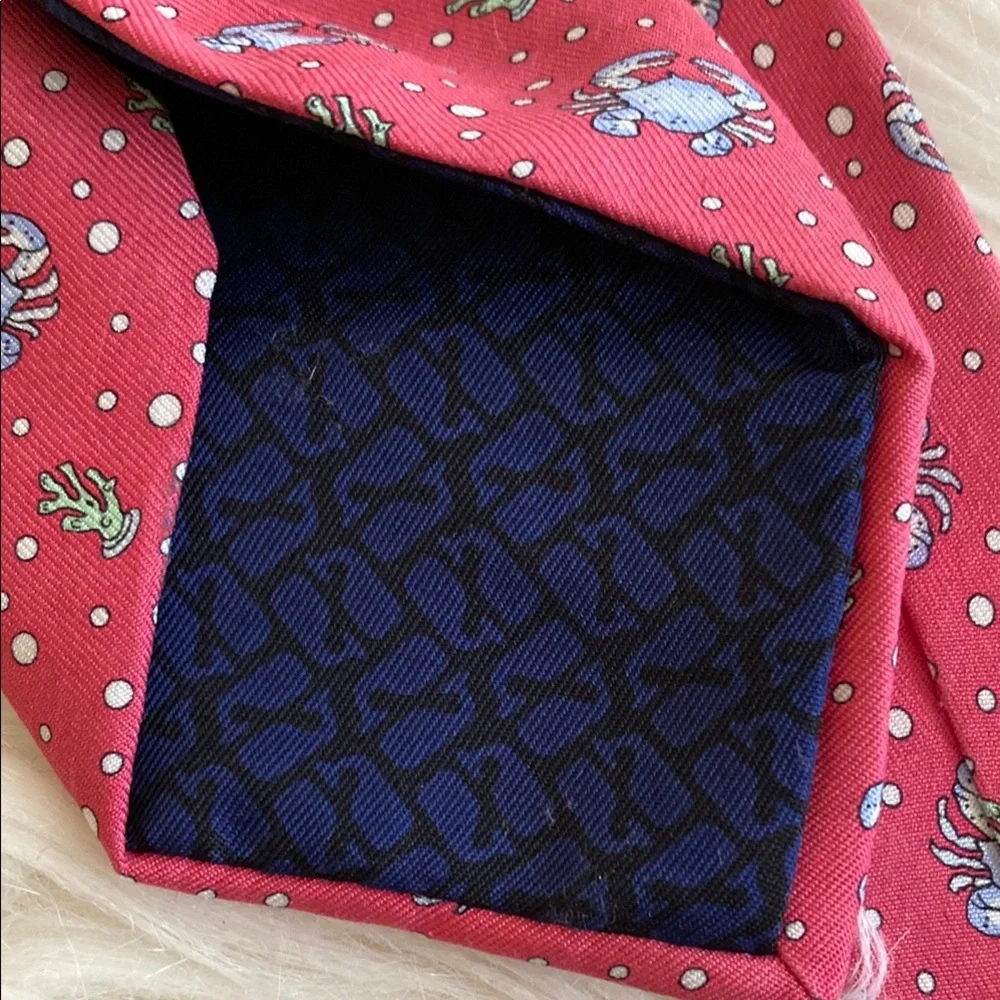 Vineyard vines 100% silk crab Tie